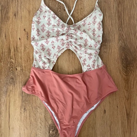 Beautiful one piece - Picture 1 of 4